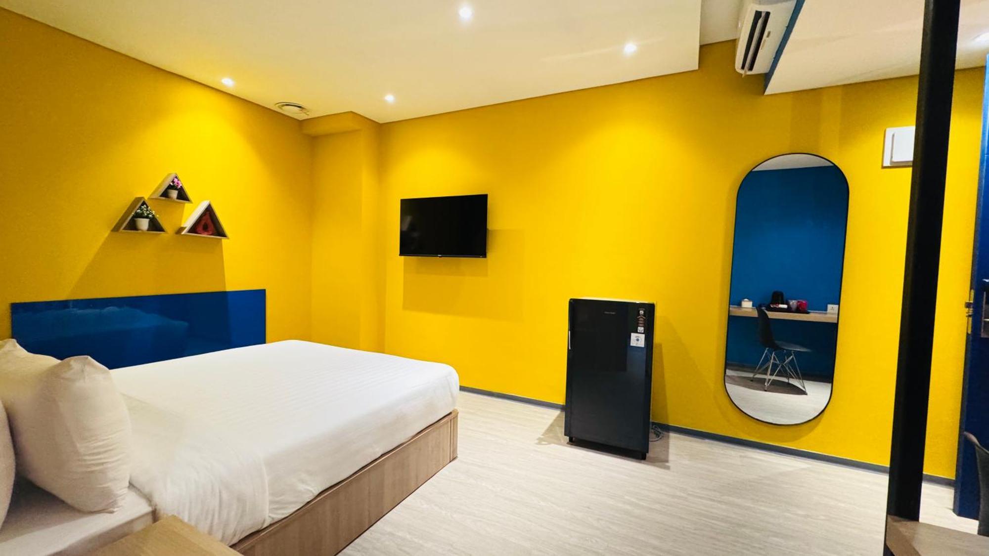 Yellow Bee Resort Cililitan Jakarta Exterior foto
