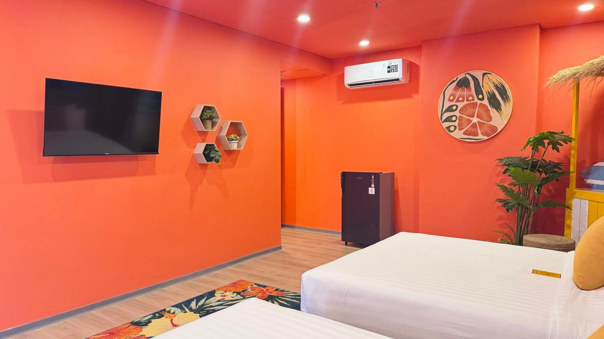 Yellow Bee Resort Cililitan Jakarta Exterior foto