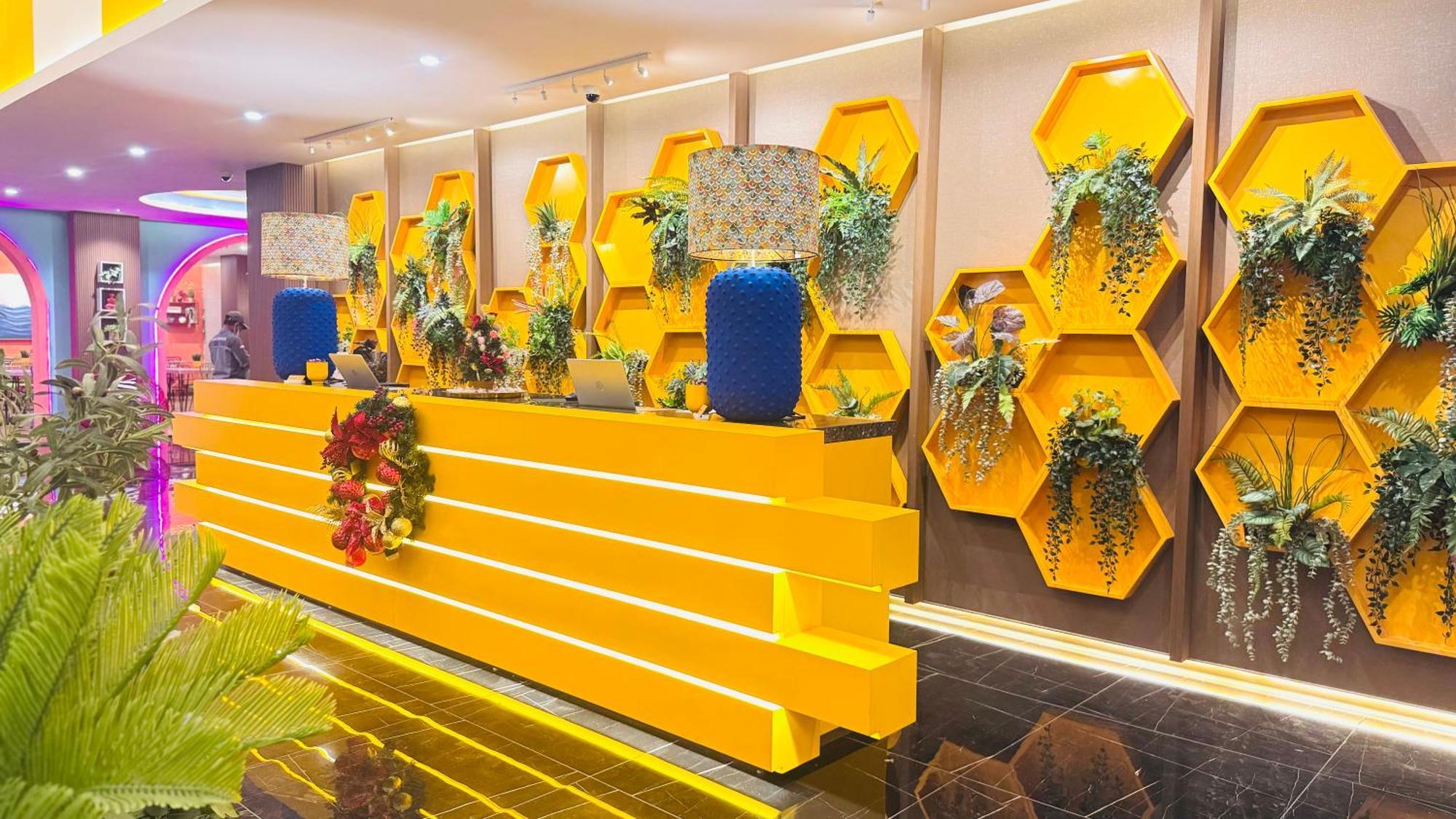Yellow Bee Resort Cililitan Jakarta Exterior foto